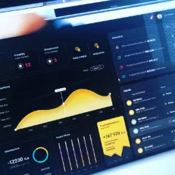 Ekran laptopa z otwartą aplikacją do zarządzania flotą pojazdów, prezentujący statystyki kosztów, przeglądów i ubezpieczeń, z widocznymi alertami i lokalizacją pojazdów na mapie.