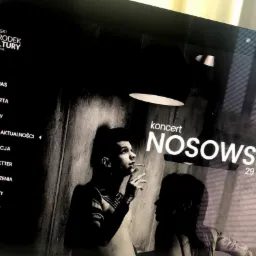 Ekran monitora prezentujący czarno-białą stronę internetową Miejskiego Ośrodka Kultury w Olsztynie, z informacją o koncercie Nosowskiej 29 grudnia, widoczne menu po lewej stronie.