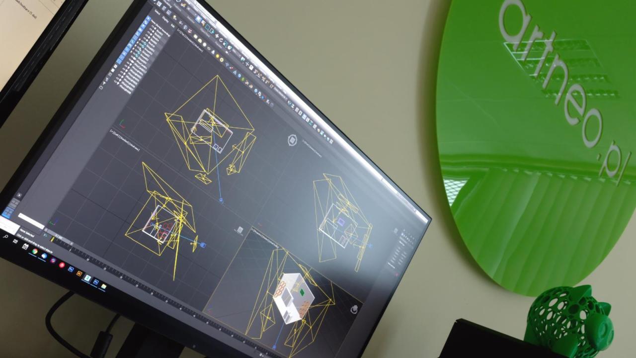Monitor wyświetla siatkę 3D modelu budynku w programie do projektowania, obok zielone logo artneo.pl i figurka świnki 3D.