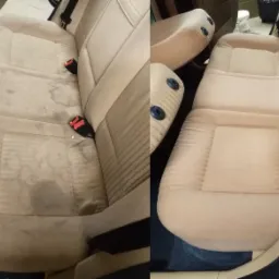 Porównanie: tylna kanapa samochodu przed i po czyszczeniu tapicerki, widoczne plamy i zabrudzenia po lewej stronie oraz czysta tapicerka po prawej.