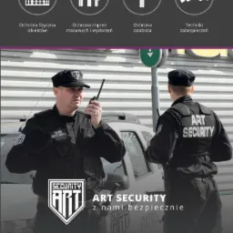 Dwóch ochroniarzy w czarnych uniformach z logo firmy 'ART SECURITY' na tle białego pojazdu patrolowego i szarej elewacji budynku. Jeden z ochroniarzy trzyma w ręku krótkofalówkę.