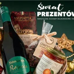 Świąteczny zestaw upominkowy: butelka Prosecco Valmarone, kawa Vaspiatta, konfitura z pomarańczy z cynamonem, czekoladki Chocolate Story i owoce w czekoladzie, zapakowane w koszyk z dekoracjami.