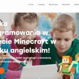 Strona internetowa z ofertą nauki programowania w Minecraft po angielsku dla dzieci w Warszawie, z wizerunkiem uśmiechniętych dzieci i postaci z gry Minecraft.