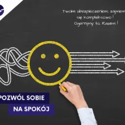 Tablica z narysowaną kredą żółtą uśmiechniętą buźką, strzałkami w prawo i splątanymi liniami; dłoń rysuje żółtą kredą; hasło: 'Pozwól sobie na spokój'.