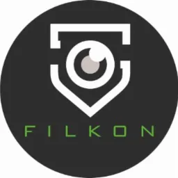 Logo firmy FILKON przedstawiające stylizowaną kamerę w obrysie tarczy ochronnej, umieszczone na ciemnoszarym tle koła.