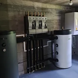 Pompa ciepła DeDietrich wraz z buforem, zasobnikiem CWU oraz zestawami pompowymi