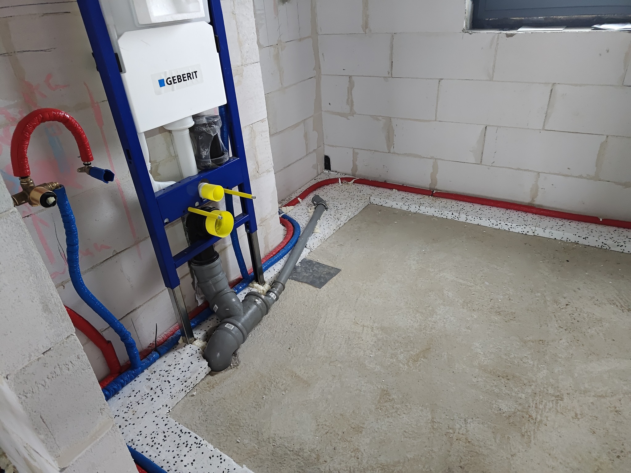 Wykonanie instalacji wodno-kanalizacyjnej wraz z montażem stelaża WC firmy GEBERIT