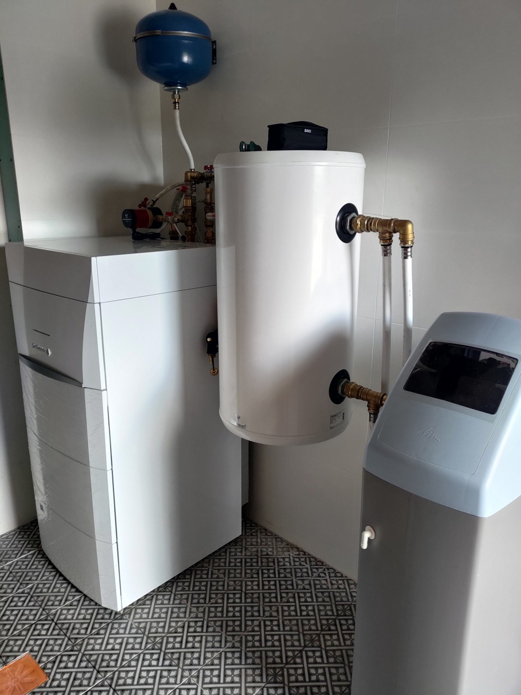 Montaż pompy ciepła firmy DeDietrich Alezio SV200 z buforem oraz zmiękczacza wody firmy CLACK