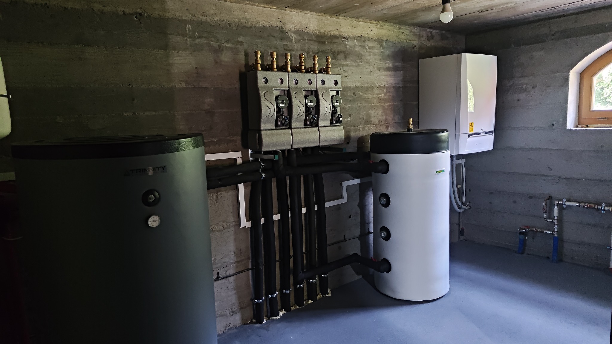 Pompa ciepła DeDietrich wraz z buforem, zasobnikiem CWU oraz zestawami pompowymi