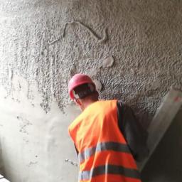 Tynk wapienno cementowy etap narzucenie na ścianie