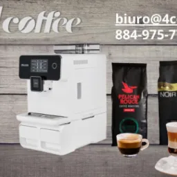 Dwa ekspresy do kawy marki @swiss, czarny i biały, obok paczki kawy Pelican Rouge i Noir, oraz trzy filiżanki z różnymi rodzajami kawy, na tle drewnianej ściany, logo 4coffee i dane kontaktowe u góry.