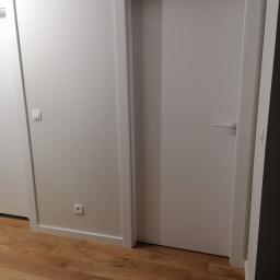 Zamontowane drzwi i położona  podłoga 