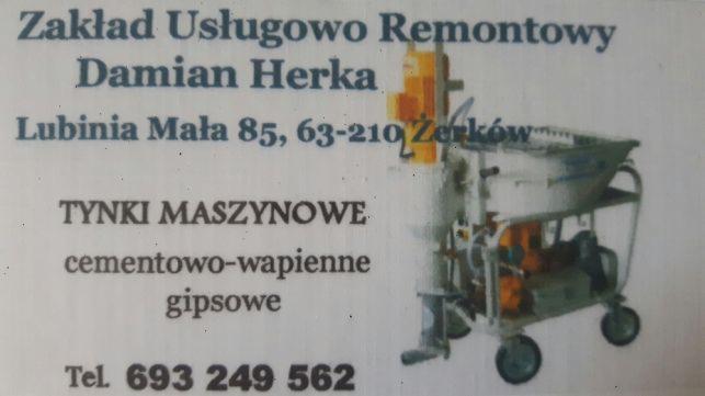 Wizytówka firmy remontowej z ofertą tynków maszynowych cementowo-wapiennych i gipsowych, obok zdjęcie agregatu tynkarskiego na kółkach.