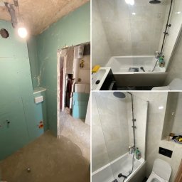 ALTIBUD - Łazienka w trakcie przemiany: od surowych płyt gipsowo-kartonowych po wykończone płytki, z widoczną wanną z czarną armaturą i elementami instalacji.