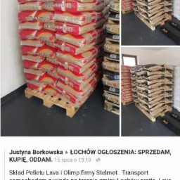 Paleta z workami pelletu premium w magazynie, widoczne także inne palety w tle, oświetlenie magazynowe.