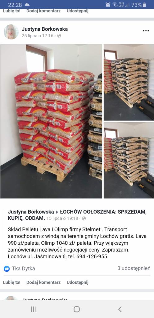 Paleta z workami pelletu premium w magazynie, widoczne także inne palety w tle, oświetlenie magazynowe.