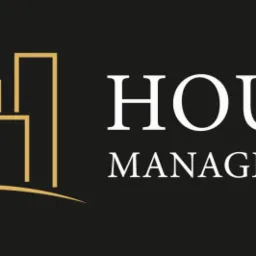 Logo firmy House Management z graficznym symbolem budynków w kolorze złotym na czarnym tle.
