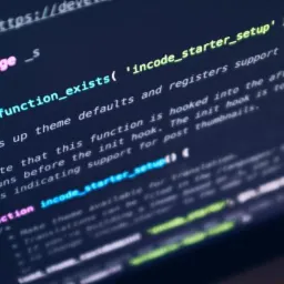 Fragment kodu źródłowego na ciemnym ekranie komputera, z widocznymi funkcjami 'function_exists' i 'incode_starter_setup' w języku programowania, sugerujący pracę nad motywem WordPress.