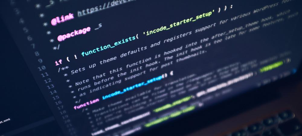 Fragment kodu źródłowego na ciemnym ekranie komputera, z widocznymi funkcjami 'function_exists' i 'incode_starter_setup' w języku programowania, sugerujący pracę nad motywem WordPress.