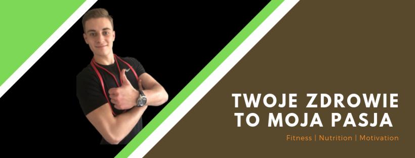 Młody mężczyzna w czarnej koszulce z czerwoną miarką krawiecką na szyi, uśmiecha się i pokazuje kciuk w górę na tle grafiki z napisem 'TWOJE ZDROWIE TO MOJA PASJA' oraz słowami 'Fitness | Nutrition...