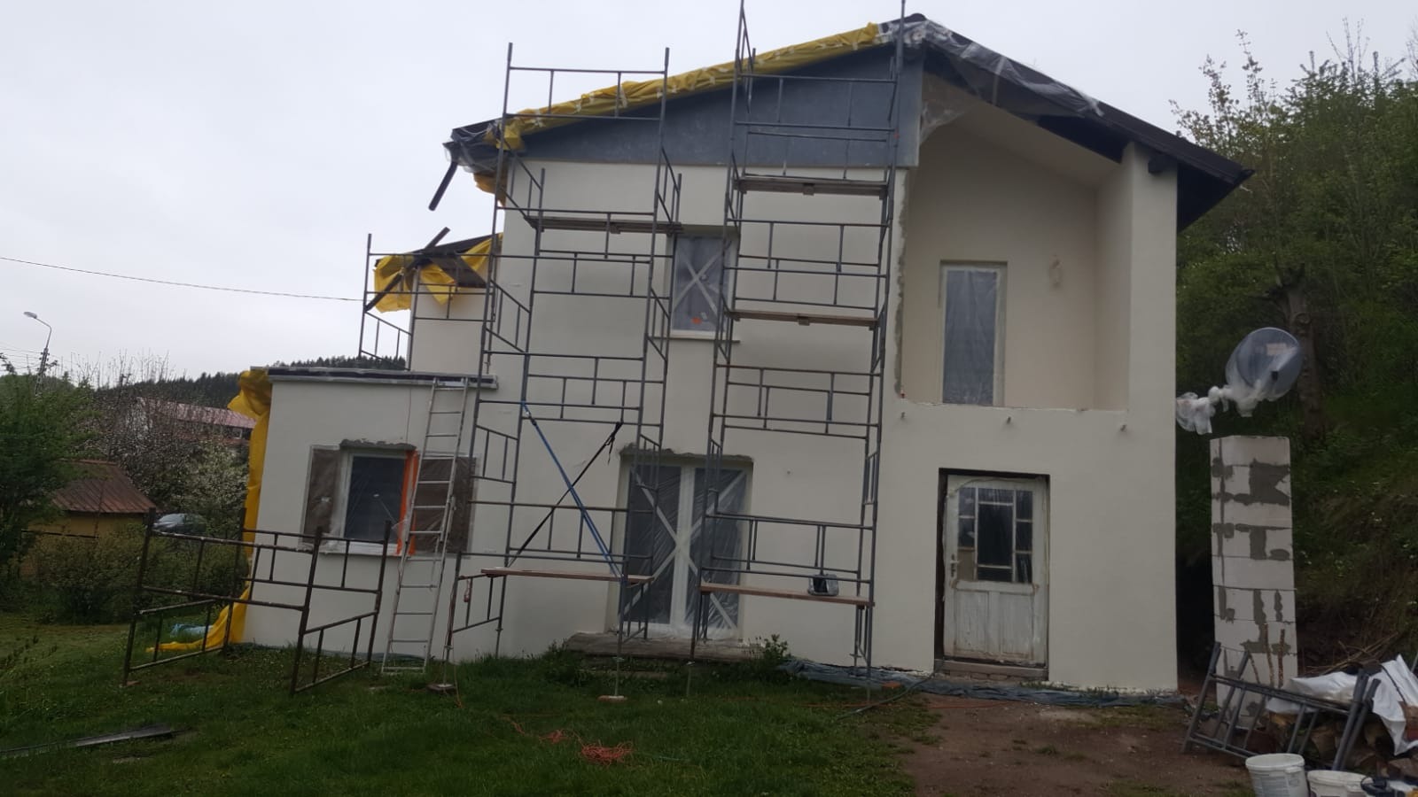 Naprawa wadliwie wykonanej położonej ręcznie warstwy tynku.