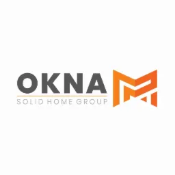 Logo firmy 'OKNA SOLID HOME GROUP' z szarą nazwą i pomarańczowym symbolem graficznym przypominającym literę 'M'.