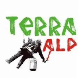 Sylwetka mężczyzny w uprzęży alpinistycznej, trzymającego wiadro i narzędzie, na tle napisu 'TERRA ALP' w kolorach zielonym i czerwonym, sugerująca prace na wysokościach.