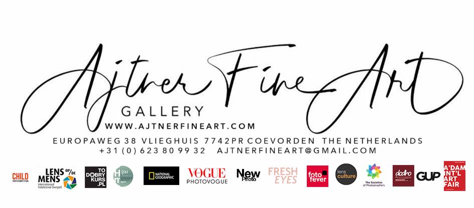 Logo Ajtner Fine Art Gallery z adresem, numerem telefonu, adresem e-mail oraz listą partnerów i nagród.