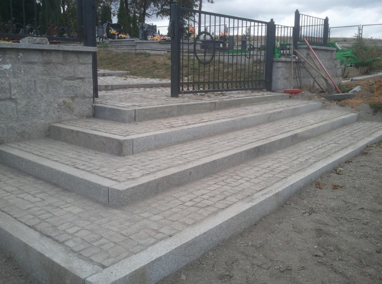 Schody z krawężnika granitowego wypełnione kostką granitową 7/9