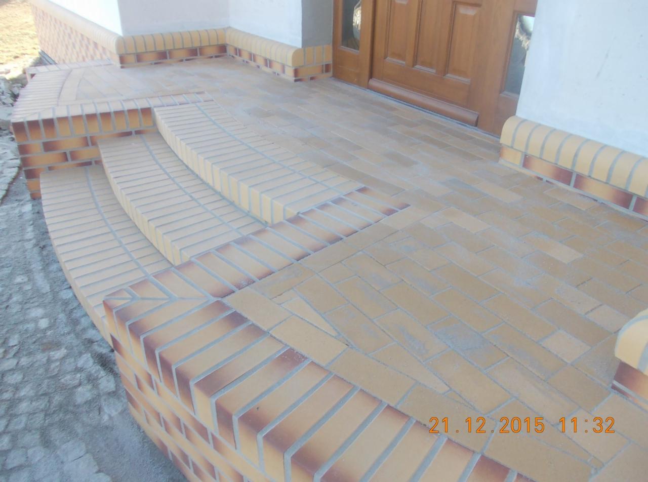 Schody i spocznik przed domem z bruku klinkierowego