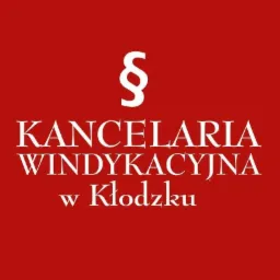 Logo kancelarii windykacyjnej w Kłodzku na czerwonym tle z symbolem paragrafu.