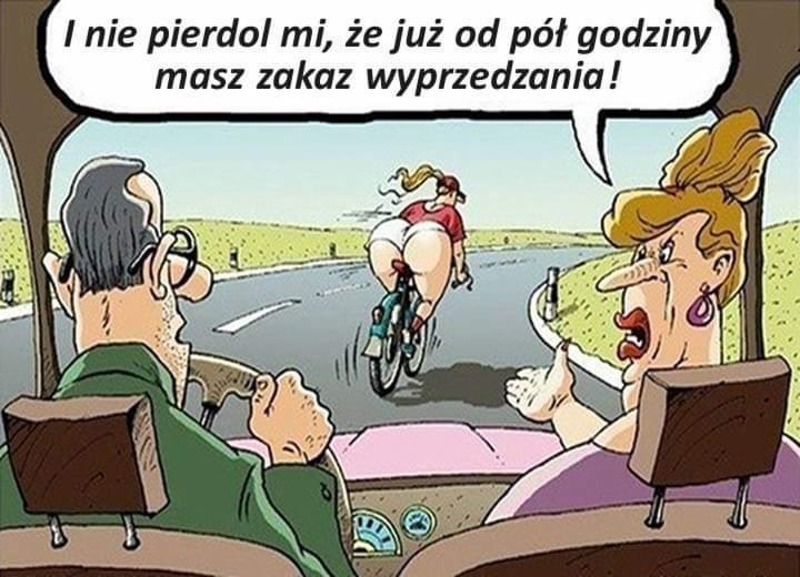 Karykatura przedstawia parę w samochodzie, gdzie kobieta krzyczy na rowerzystkę. Humorystyczny obrazek z dymkiem dialogowym, ukazujący konflikt na drodze.