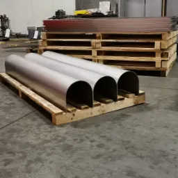 Na zdjęciu koryta wykonane metodą gięcia postępowego z blachy 4mm w gatunku 304