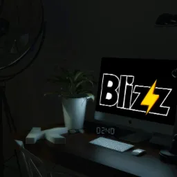 Biurko z komputerem wyświetlającym logo Blizz z żółtą błyskawicą, obok roślina w białej doniczce, okulary i cyfrowy zegar.