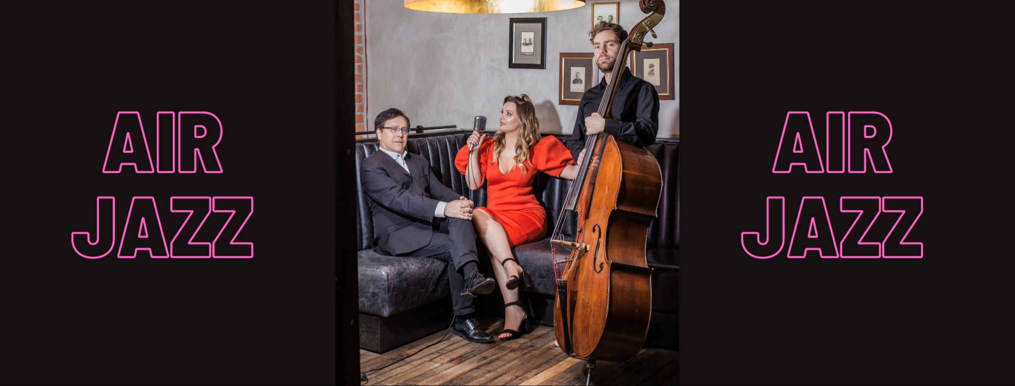Trzyosobowy zespół jazzowy 'Air Jazz' w klubowym wnętrzu: wokalistka z mikrofonem, pianista i kontrabasista.
