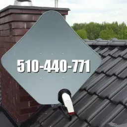 Kwadratowa antena satelitarna zamontowana na dachu obok komina, z numerem telefonu nałożonym na obraz.