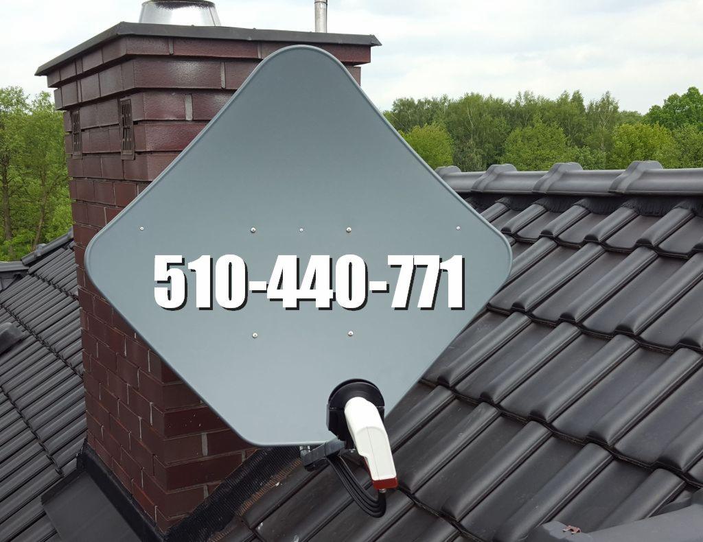 Kwadratowa antena satelitarna zamontowana na dachu obok komina, z numerem telefonu nałożonym na obraz.