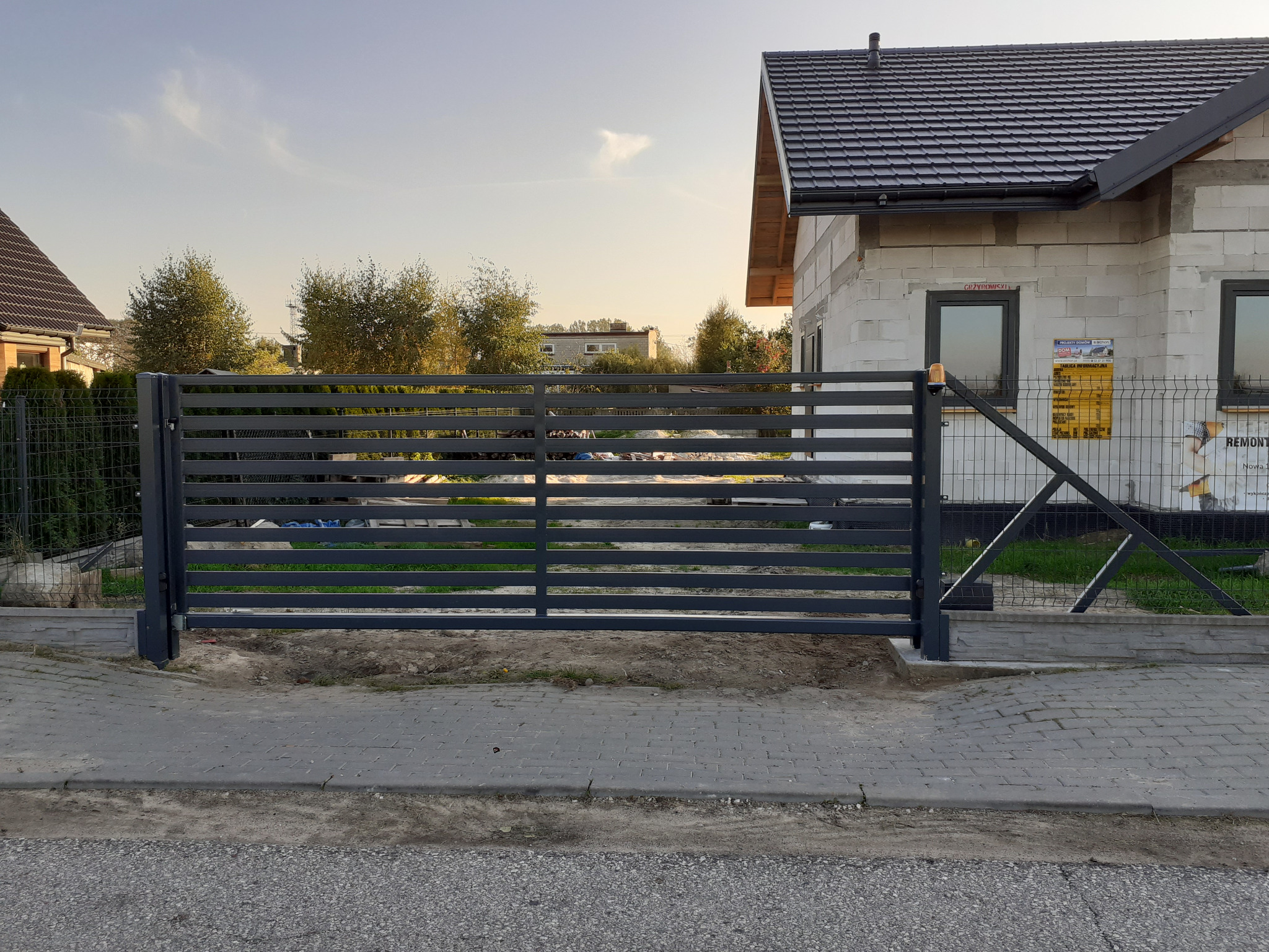 Bramy przesuwne z automatyką