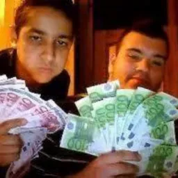 Dwaj mężczyźni prezentują wachlarze banknotów 10 i 100 euro. Nietypowe ujęcie z bliska, ciemne tło, podkreślające bogactwo.