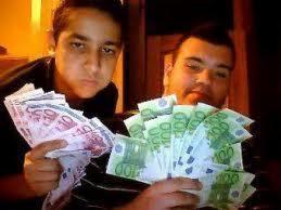 Dwaj mężczyźni prezentują wachlarze banknotów 10 i 100 euro. Nietypowe ujęcie z bliska, ciemne tło, podkreślające bogactwo.