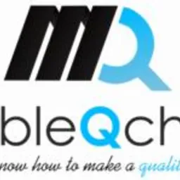 Logo firmy 'mebleQchnie' z czarnym symbolem graficznym przypominającym literę M oraz niebieskim symbolem graficznym przypominającym literę Q, pod spodem nazwa firmy i slogan 'know how to make...