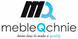 Logo firmy 'mebleQchnie' z czarnym symbolem graficznym przypominającym literę M oraz niebieskim symbolem graficznym przypominającym literę Q, pod spodem nazwa firmy i slogan 'know how to make...