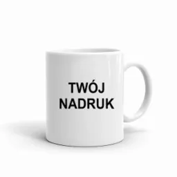 Biały kubek z czarnym napisem 'TWÓJ NADRUK' na białym tle.