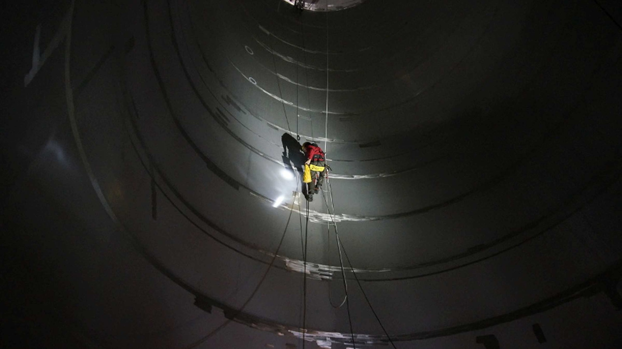 Badania-penetracyjne-NDT-powierzchni-jakosci-spoin-metoda-PTUV-2