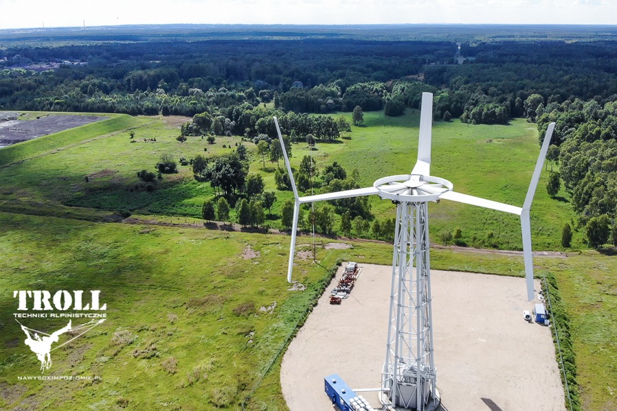 Prace serwisowe na turbinie wiatrowej.