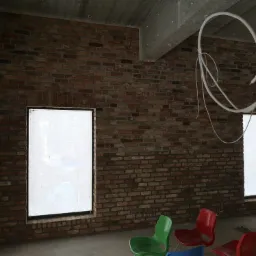 Surowa ceglana ściana z dwoma oknami zakrytymi folią, widoczne przewody pod sufitem i plastikowe krzesła w pomieszczeniu w trakcie remontu.