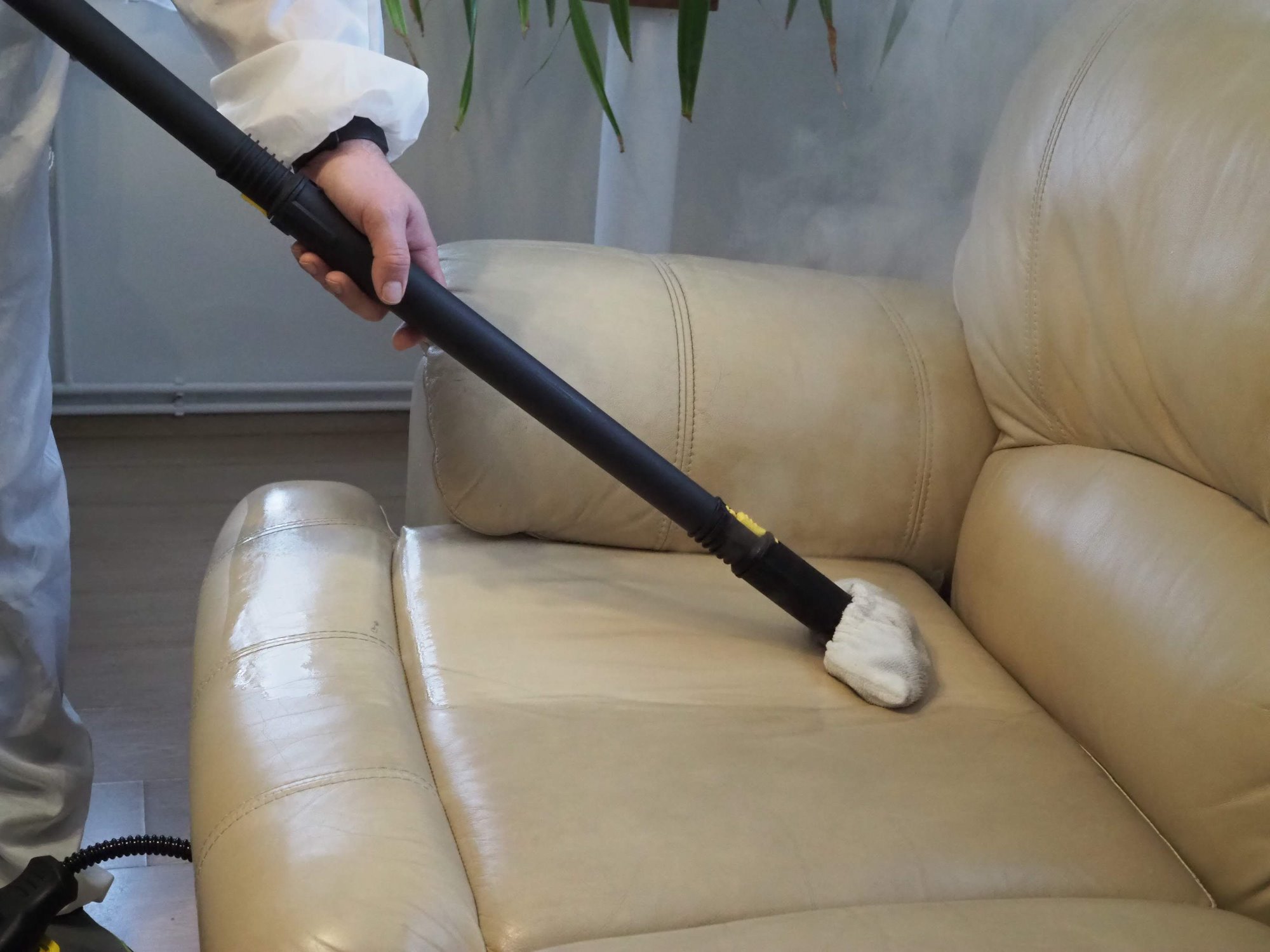 czyszczenie parownicą mebli skórzanych