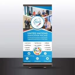 Roll-up reklamowy United Nations Association Poland z grafiką konferencji, zdjęciami prelegentów, logo UNAP, hasłem #2030isnow i danymi kontaktowymi.