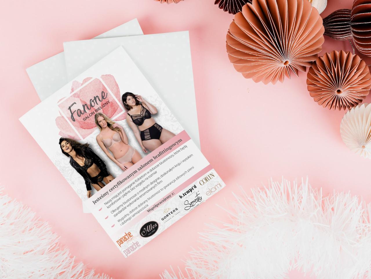 Płaski układ ulotki reklamowej salonu brafittingu Fanone na różowym tle z dekoracjami, prezentującej logo i zdjęcia modelek w bieliźnie.