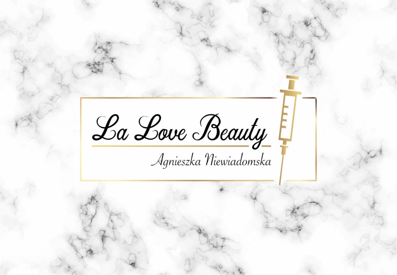 Złote logo 'La Love Beauty Agnieszka Niewiadomska' z ikoną strzykawki na marmurkowym tle.